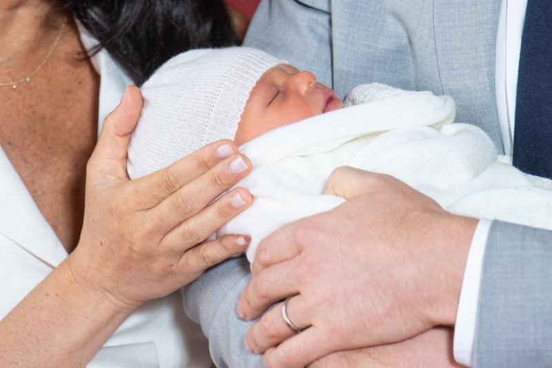 Illustration for article titled Palace Unveils Tired, Postpartum Woman (and Baby)